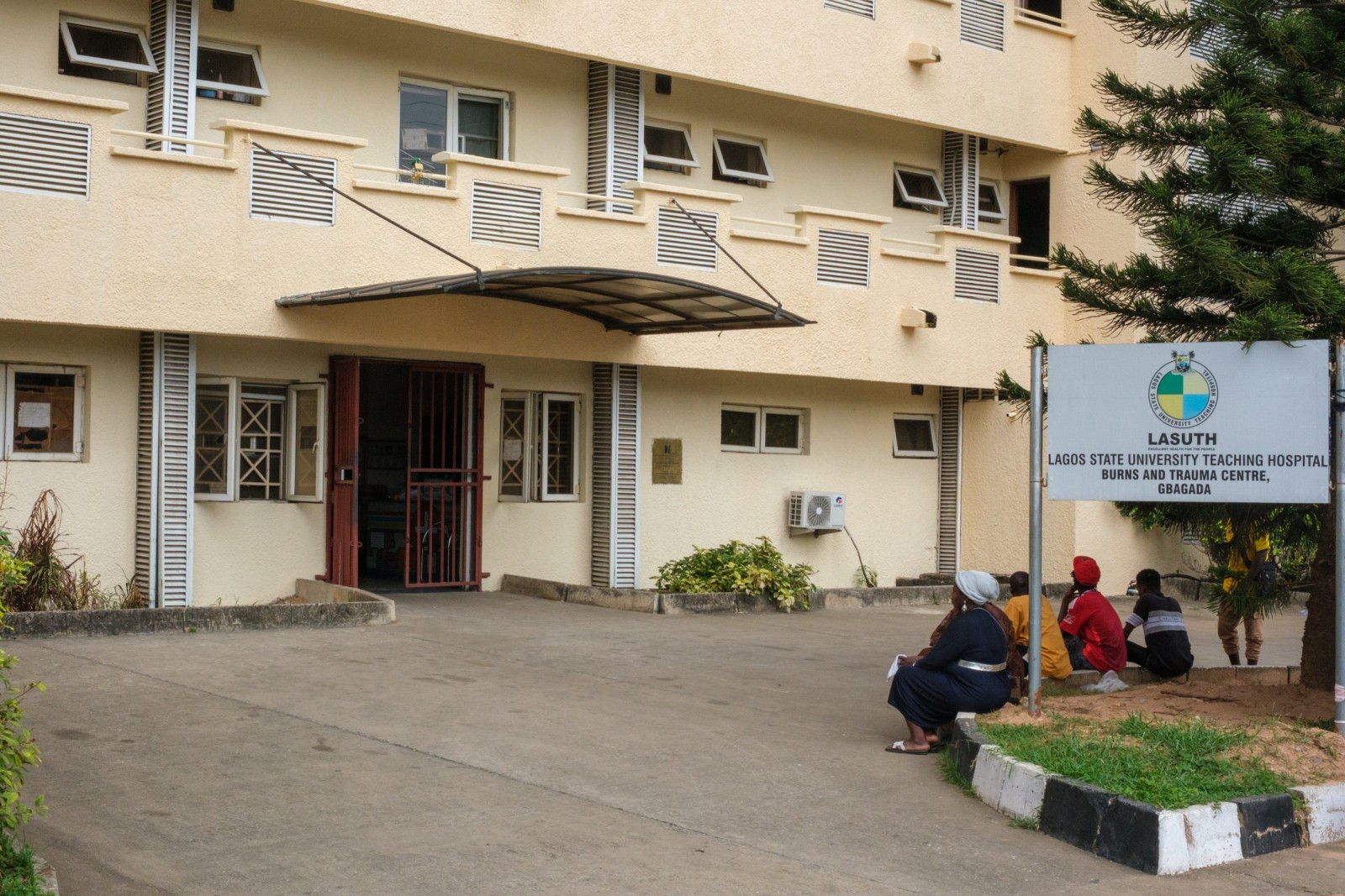 Documentary photograph from the Alliance for Smiles cleft-care mission in Lagos, Nigeria, by Mattia Compagnucci